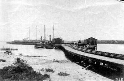 Muelle del ferrocarril central sobre el río Pánuco