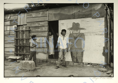 Familia a la entrada de casa de madera, retrato