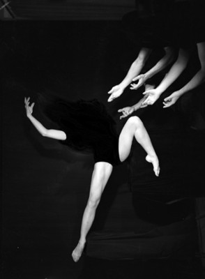 Piernas, brazos y manos de bailarines en una representación artística de ballet
