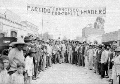 Miembros del Partido Francisco I. Madero durante un mitin en la calle, retrato de grupo