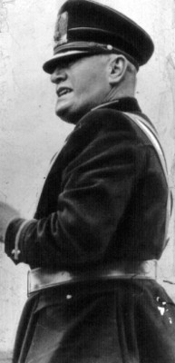 Benito Mussolini sonriendo, retrato