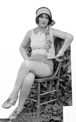 Nelly Miller sentada en una silla, retrato