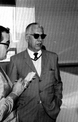 Hombre es entrevistado por periodista