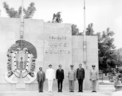 El presidente Díaz Ordaz y comitiva montan una guardia de honor frente al monumento de la Escuela Naval Militar