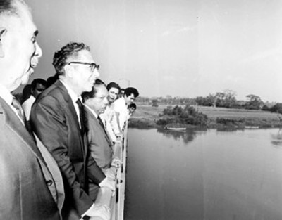 El presidente Díaz Ordaz, Lázaro Cardenas y el gobernador de Veracruz en un puente durante una visita por las obras del Estado