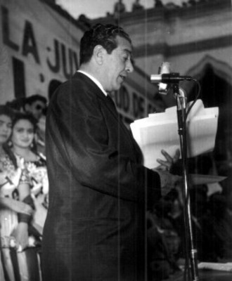 Candidato Adolfo López Mateos dirige su palabra al pueblo durante su gira política