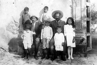 Francisco Villa con sus hijos y Miguel Trillo, retrato de grupo