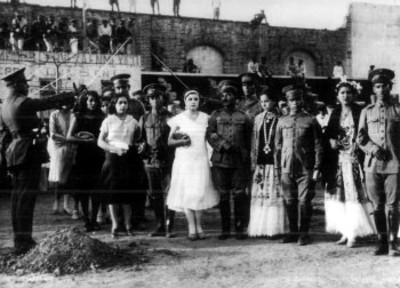 Militares acompañados de mujeres en un patio