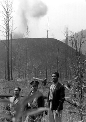 Hombres observan la erupción del Paricutín