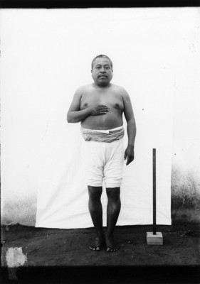 Indígena con calzonsillos de manta, retrato