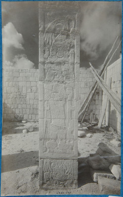 Vista frontal en detalle de una columna del Templo de los Guerreros