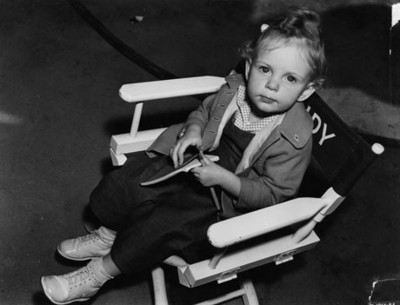 Niño en una silla de director de cine, retrato