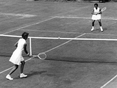 Yola Ramírez durante partido de tenis con una contrincante