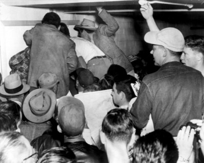 Gente en instalación minera, vista parcial