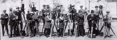 Cinefotógrafos con su equipo frente a la fuente de Chapultepec, retrato de grupo
