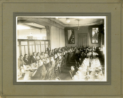 Felipe Teixidor y otros hombres durante un banquete, retrato de grupo