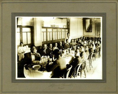 Feipe Teixidor y otros hombres durante un banquete, retrato de grupo