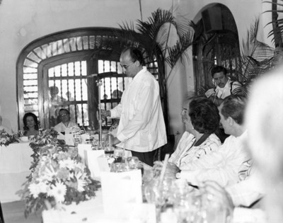 Luis Echeverría frente a microfono durante comida ante diplomáticos