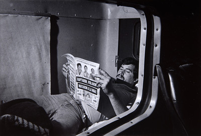 Hombre lee la alarma en la cabina de un trailer
