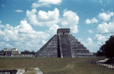Piramide de Kukulcan, al fondo el Templo de los Guerreros