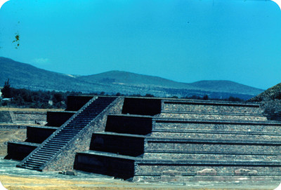 Arquitectura monumental prehispánica, vista lateral