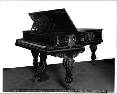 Piano de cola antiguo que era propiedad del emperador Maximiliano, Salón Histórico del Museo