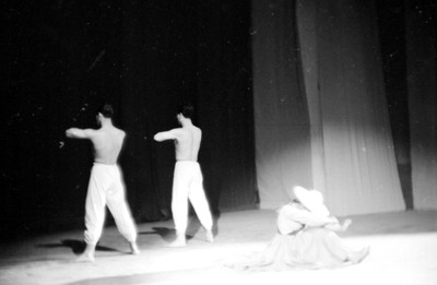 Bailarines y bailarina interpretan danza mexicana
