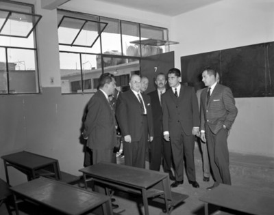 Hombres en el aula de una escuela durante recorrido