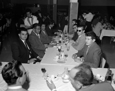 Hombres conversan durante banquete