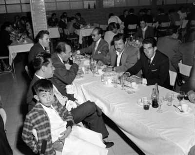 Hombres durante banquete