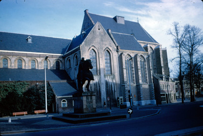 Edificio Publico y escultura ecuestre en Utrecht