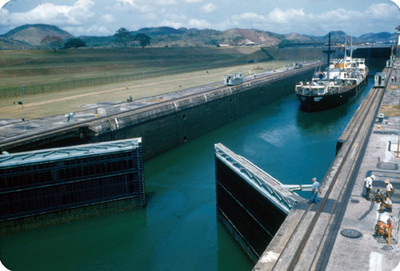 Barco en una esclusa del Canal de Panama