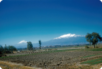 Volcanes Popocatepetl e Iztaccihuatl, vista desde el Valle