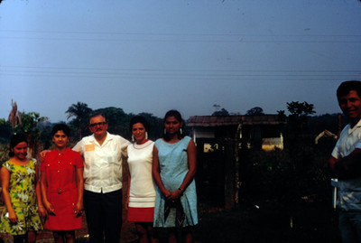 Hombre acompañado de cuatro mujeres, retrato de grupo