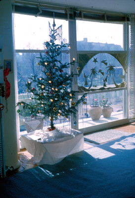 Arbol de Navidad con esferas y ventana decorada