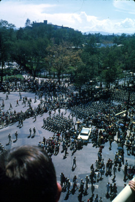 Vista de desfile militar desde balcon