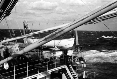 Barco navega por el Oceano Atlantico