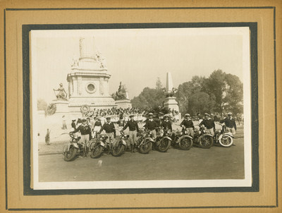 Grupo de motociclistas en la columna de la Independencia