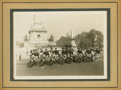 Grupo de motociclistas en la columna de la Independencia