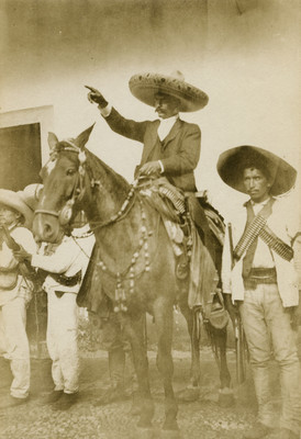 Emiliano Zapata a caballo da indicaciones a revolucionario