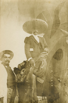 Emiliano Zapata a caballo acompañado de revolucionario