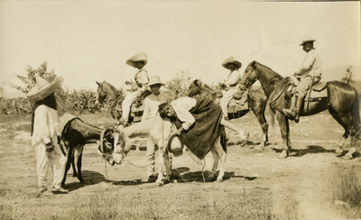 Zapatistas a caballo transportan hombre herido en un combate