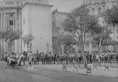 Tropa revolucionaria en el atrio de una iglesia