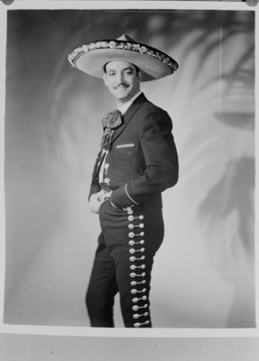 Jorge Negrete con traje de charro, retrato