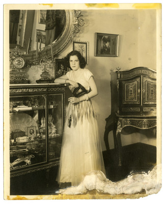 Mujer con abanico junto a una vitrina, retrato