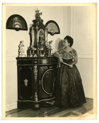 Mujer adolescente con vestido largo, retrato