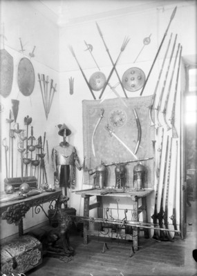 Armaduras, escudos y espadas exhibidas en un museo