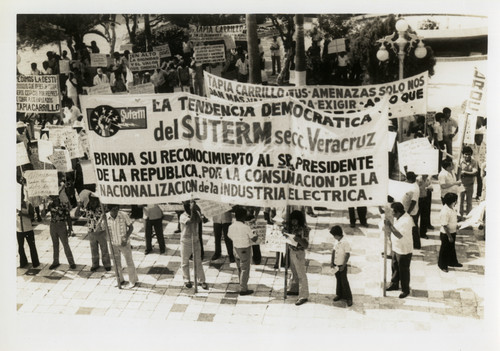 Manifestantes del Sindicato Único de Trabajadores Electricistas de la República Mexicana en la Plaza de la Constitución de Veracruz en apoyo de la nacionalización de la industria eléctrica