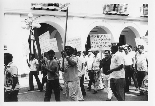 Manifestantes sindicales en una calle del Puerto de Veracruz a petición de la destitución de Alberto Tapia Carrillo