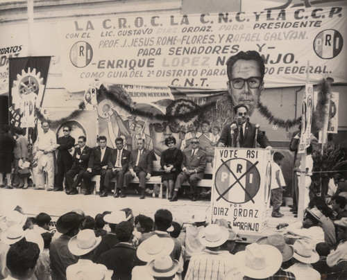 Rafael Galván pronuncia discurso en un mitin durante su candidatura a senador por el Estado de Michoacán